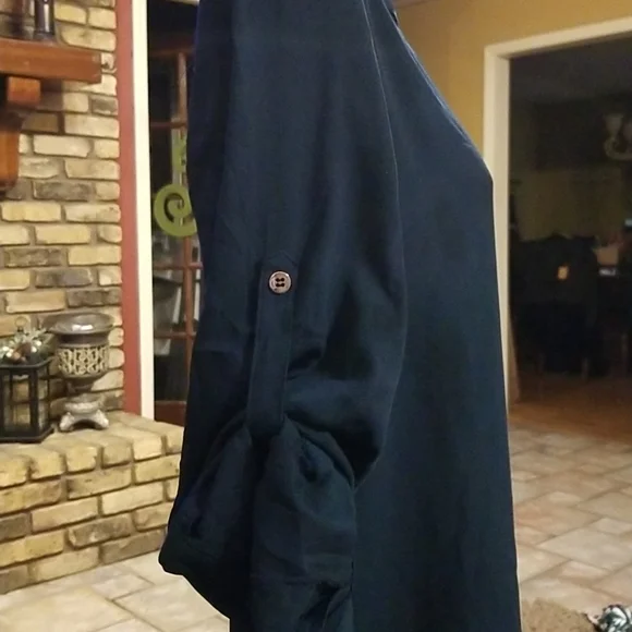 🌺NEW YORK & COMPANY V-neck- Roll-Sleeve Button-Down - Picture 4 of 12